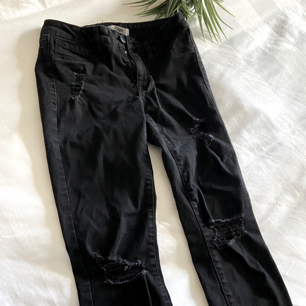 BLACK RIPPED JEANS